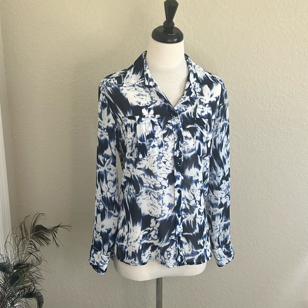 Guess longsleeve Lightweight semi sheer chiffon.